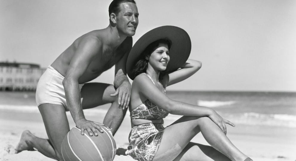 B&W photo of couple on beach